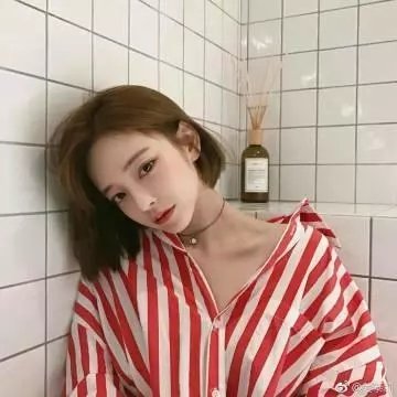 她的双眼背后